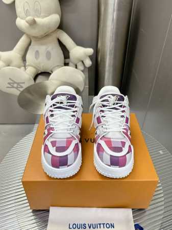 560 代购版本 ！Lv 早春情侣款，全新Trainer2代胖丁鞋亮相！ 新款鞋型在鞋面设计上并没有太大的改动！而是鞋型变得更大更宽，更厚以及鞋舌变大取替原有的 - 点击图像关闭