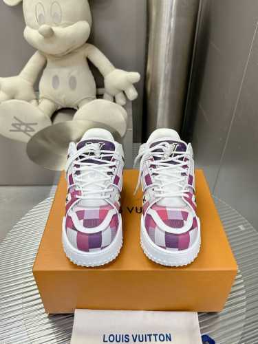 560 代购版本 ！Lv 早春情侣款，全新Trainer2代胖丁鞋亮相！ 新款鞋型在鞋面设计上并没有太大的改动！而是鞋型变得更大更宽，更厚以及鞋舌变大取替原有的