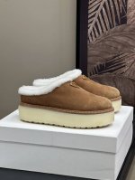 顶级版本 prada fw24 new arrival～ p家24秋冬厚底毛毛拖鞋新品， 简单的三角标点缀，很时髦又增高！ 舒适m在线呀 丝光反绒牛皮鞋面，皮毛