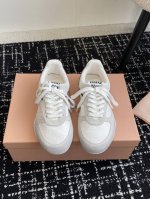 代购级 男款40 Miu Miu 25ss 春夏新款走秀MiuMiu 德训 休闲鞋 秀场工艺来自Miu Miu系列的细节特写 新季的潮流要素一 与此刻挚爱的概念
