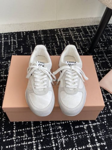 代购级 男款40 Miu Miu 25ss 春夏新款走秀MiuMiu 德训 休闲鞋 秀场工艺来自Miu Miu系列的细节特写 新季的潮流要素一 与此刻挚爱的概念
