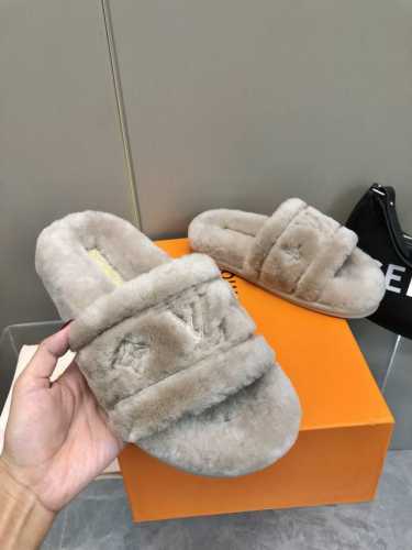 LV 2024新款秋冬毛绒拖鞋超级可爱 这一季的又让我重新爱了它一次！这季节美鞋太多这款毛拖真的是让我无法自拔真太可爱了～ 毛茸茸的羊毛是选用欧洲进口A级羊羔毛