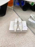 出厂价 Toteme 极简风宝藏小高跟尖头鞋 简单利落的线条，整体看上去超级高级，时髦感一下子就拉满 原版1:1订制 牛皮面料，羊皮内里，意大利进口真皮大底，尺