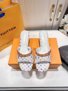 橙子出厂价p louis Vuitton 路易威登 春夏新款 Lv白三彩跟拖鞋 高跟拖 露趾细跟凉拖 单宁色搭配的棕色皮质 也太出彩了 刚刚好的小猫跟 性感舒适