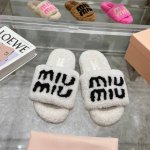 p直销 女鞋 女装 Miumiu经典秋冬字母毛毛拖鞋 这季节美鞋太多这款毛拖 真的是让我无法自拔真太可爱了～ 毛茸茸的羊毛是选用欧洲进口A级羊毛 我们做到与原版