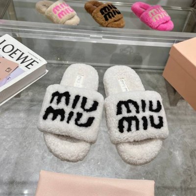 p直销 女鞋 女装 Miumiu经典秋冬字母毛毛拖鞋 这季节美鞋太多这款毛拖 真的是让我无法自拔真太可爱了～ 毛茸茸的羊毛是选用欧洲进口A级羊毛 我们做到与原版