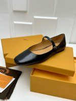 支持分销！TODS 2024秋冬新款女士TIMELESS复古浅口玛丽珍鞋平底一字带单鞋 本款玛丽珍鞋以小牛漆皮制成，设有带按扣和tods字母印花的扣带，平跟平稳