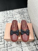 Miu Miu 缪缪 25 早春新品 专柜主打最新走秀款 蝴蝶结复古玛丽珍平底半拖火爆上新！ 缪家高货 顶级工艺打造精品质感 无敌舒适 绝对是一见钟情款！时尚百