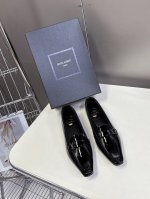 Saint Laurent圣罗兰家经典秀款单鞋、超级超级无敌火爆的一个款这款我们家每个版面的五金扣都要开模1:1定制！大小质感与原版完全一致鞋面材质采用进口开边