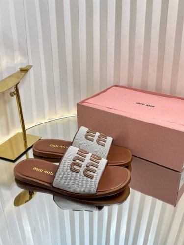 Miumiu缪缪春草编拖鞋 miumiu平底微标凉鞋拖鞋简约大气时髦耐看不过时是时尚圈永不退潮的经典所在 复古的英伦风格 让你穿出不一样的气质 面料 1:1草编