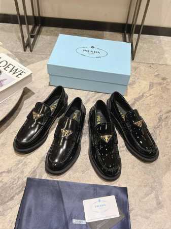prada 25Ss 普拉达走秀款三角标乐福鞋 顶级品质 款乐福鞋款式经典 饰以优雅的漆面皮革提升格调 增添精致风格 面料进口开边珠牛皮 牛漆皮 牛皮内里 原版 - 点击图像关闭