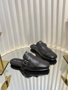PRADA 普拉达 25 2025春夏新品 专柜走秀款复古流苏半拖鞋乐福鞋系列走秀款 复古感时髦满满 随意百搭 时尚休闲 独到味人人都爱也轻松驾驭 每年都会爆.