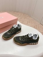 缪缪春夏新款 饼干鞋 阿甘鞋休闲运动鞋miumiu最新爆款 前卫大胆的设计，Miu Miu风格融于此款厚底帆布运动鞋的简约线条，别致徽标饰于鞋舌与背面，点缀复古