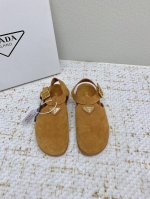 出厂 高版本 Prada普拉达 25 新款 包头 勃肯 凉鞋 专柜一上就断货的节奏 超级多的网红时尚博主种草 上脚真的太舒服了，细腻舒适又不单调！各大网红明星都