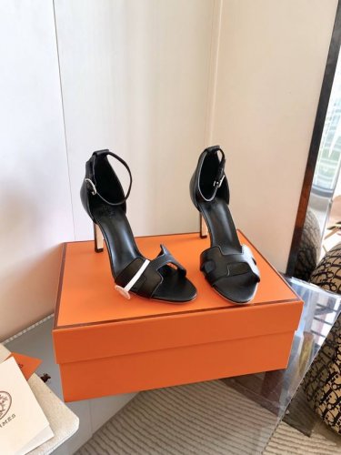 出 Hermes专柜 春夏新款 Glamour 凉鞋 经验匠人手工制作 高端制造还原正品 2025Ss 超级美爆 Kelly扣高跟凉鞋 精致优雅的衬托女性线条