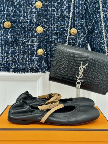 厂价 Hermes 爱马仕24S春夏 经典芭蕾舞鞋玛丽珍鞋系列 经典复古高级感单品 好穿又好搭配 上脚秀气！ 鞋面采用进口小牛皮 内里踮脚混种羊皮 意大利进口牛