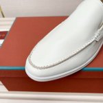 工厂p价 得Loro piana 新款莫卡辛鞋采用华丽柔软的纳巴羊皮精心制作而成搭配橡胶鞋底，经典之作。繁复的匠艺工序、精心考究的结构，令鞋款轻盈而柔软，让您行
