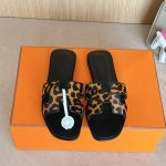 新配色 』出厂价p Hermes 爱马仕H拖鞋Oran凉鞋系列 时尚又百搭 超级舒服 每个细节都做到极致 原版丝绒面料 原版1:1独家私模鞋面 原版真皮沿条大底