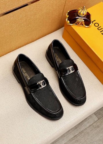 商品商标：Louis Vuitton 路易威登 休闲皮鞋 正码码数: 39-44 38.45.46订制 商品材料：精选 进口老花牛皮鞋面+原版五金扣，进口头层牛