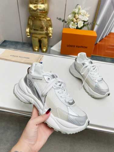 LV路易威登Run 55 运动鞋拼合网格面料、橡胶和粘胶等科技材质，搭配牛皮革材质，共同洋溢运动格调。Monogram 帆布后袢带等标志性元素传递品牌意趣 35