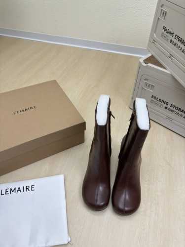 Lemaire 来自法国巴黎 设计师品牌 女鞋 头层牛皮 真皮包跟 档次满满 棕色 可爱 大圆头设计 延伸。 将肌肤分割成块面，有着若隐若现的魅力。 弹力 元素