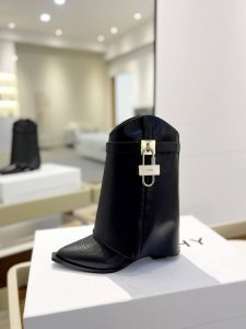 专柜正品级定制版本 GIVENCHY0 新款高跟刺绣短靴，市面最高版本 纪梵希 锁扣 鞋头刺绣花款 风靡整个时尚圈 原版开发鞋型超级正 最高还原度鞋型 包裹性非