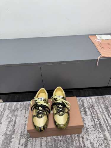 代购级 Miu Miu 25Ss 春夏新款走秀Miumiu 玛丽珍款德训 休闲鞋 秀场工艺来自Miu Miu系列的细节特写 新季的潮流要素一 与此刻挚爱的概念，