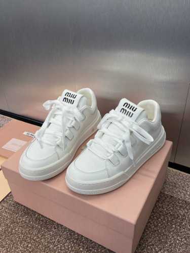 工厂价 Miumiu 2025春夏高定系列走秀新款系带休闲运动小白鞋 缪缪明星同款字母logo厚底圆头擦色做旧滑板女鞋材质:鞋面进口小牛皮+水染羊皮内里+原版开