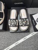 chane* 小香春夏新品 粗跟刺绣凉拖 香奶奶家一贯的优雅名媛气质 高级感十足 上脚非常Nice 不管光脚穿或搭配裙装 裤装 都非常百搭 无敌美 特别仙 少女