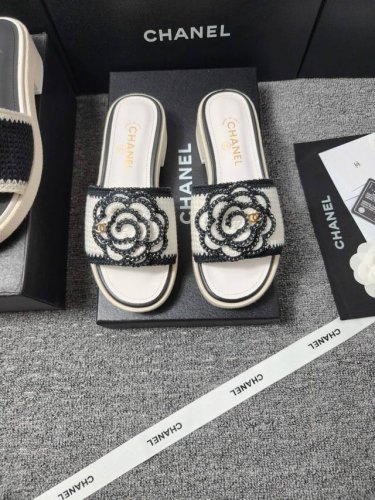 chane* 小香春夏新品 粗跟刺绣凉拖 香奶奶家一贯的优雅名媛气质 高级感十足 上脚非常Nice 不管光脚穿或搭配裙装 裤装 都非常百搭 无敌美 特别仙 少女
