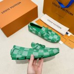 调工厂p价 男装男鞋 运动原单本款 Lv Driver 莫卡辛鞋以 Virgil Abloh 设计的初款驾驶鞋为蓝本 拥有手缝鞋面和柔韧大号橡胶垫外底 粒面牛皮