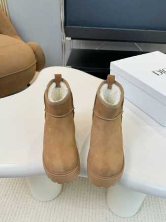 出厂价 最火迪奥雪地靴 这款 Dior Granville 及踝靴巧妙融合 Dior Chez Moi 系列元素。采用蓝色 Oblique 印花天鹅绒制作，饰以 - 点击图像关闭