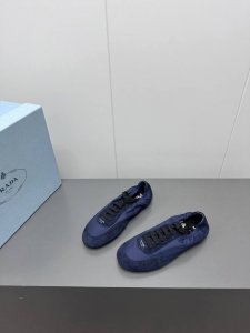 出厂 Prada 普拉达春夏秀款薄底德训鞋 25ss秀款出境率最高的单品 鞋面麂皮有肌理感，内里羊皮包裹，软软糯糯的 鞋垫加厚小羊皮，踩上去无比舒适，有支撑感，
