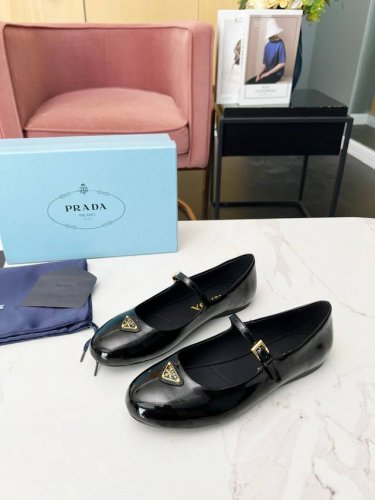 prada24年新款英伦风跳舞鞋 小皮鞋乐福鞋 复古时尚经典单品 巴黎时装周第一场分量十足的大秀场打造的新品 灵感由D主设计师巧妙结合在完美鞋型上.搭配品牌搭扣