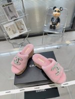 小香重磅推出 全新小香珍珠扣坡跟系列 刷爆小红书 Ins 各种社交平台，疯狂爆发魅力 进口%皮毛一体羊羔材质 不易掉毛、网红超挚爱专柜无敌火爆跑量款代购品质！