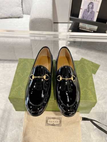 Gucci Jordaan系列女士乐福鞋 作为Gucci设计传承的杰出代表 马衔扣乐福鞋生动彰显经典优雅格调 这款鞋履甄选黑色漆皮打造 匠心融蕴浅金色调经典马衔