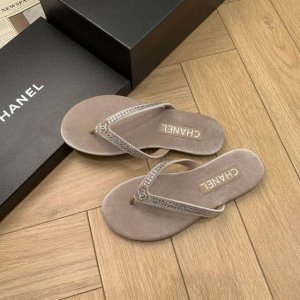 chanel Thongs是25C春夏 秀场夹脚人字拖 夏天的人字拖莫名让人感到自由 带上镶嵌了双C水晶珍珠标志 太精致了 也太好看了吧 上脚超秀气显白！ 鞋面