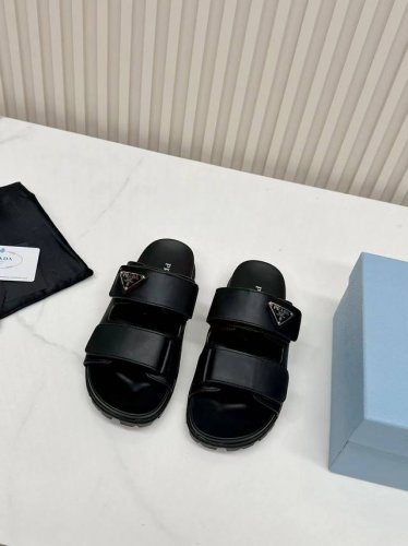 出厂 prada普拉达拖鞋 拖鞋于极简主义设计中展露柔美气息 三角形徽标装饰引人注目 鞋面小牛皮金属三角形徽标 2厘米橡胶鞋底 凹凸鞋底花纹 橡胶底码数35-4