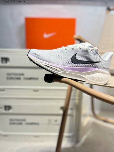 Nk Air Zoom Pegasus 41 登月跑鞋 登月41代超轻网面跑步鞋 脚跟区域营造出色舒适度，而在鞋底部分，搭载全掌型Zoom Air配置耐克网面透