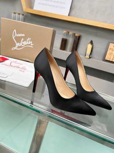 冲量价: ChristianLouboutin 路铂廷 CL红底鞋2024 春夏系列新品登场，创意大胆的鞋履设计尽显前卫态度，焕新都市造型。优雅时尚上面镶有银色