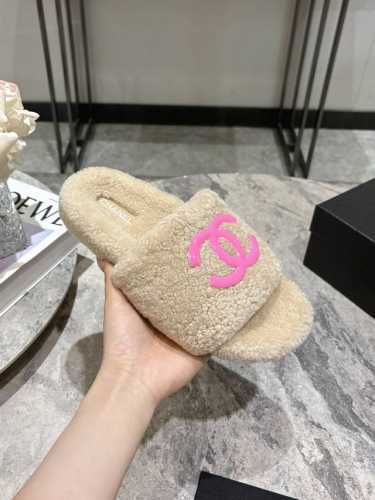 滴胶款 chane*小香24ss新款羊毛拖鞋頂级品质纯皮毛一体羔羊毛打造！米超温暖的感觉，穿上仿佛踩在云朵上，精致高级！让这双毛拖身价陡增！鞋底是原版开模的防滑