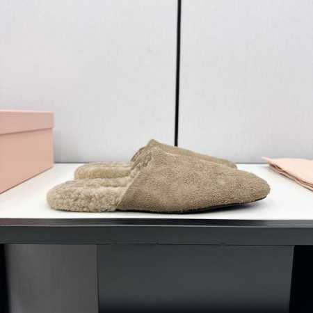 MIUMIU2024秋夏系列穆勒鞋拖鞋包头小羊毛半拖Zp开发 原版拆卸 对版拖鞋秒杀市面版本 Miu真的太少女啦 超级柔软舒服的脚感 材料：进口羊毛 原版橡胶底 - 点击图像关闭