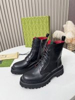 时尚必备 Gucci 古驰 短靴来袭 小圆头设计超可爱，内侧拉链设计，轻松穿脱。 鞋舌经典红蓝织带搭配 ，时尚感爆棚。 有光面开边珠牛皮和经典粒面小牛皮两种面料