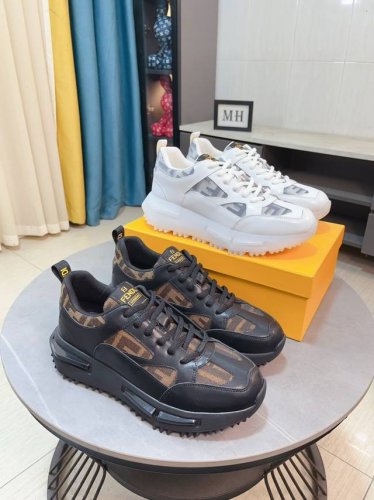 出厂价p Fendi 芬迪经典舒适男士，这款复杂的运动鞋是由柔软的小牛皮真皮内里原版超轻橡胶材质粗纹大底 这种独特的轻薄风格适合这个季节的随意而精致的感性，上脚
