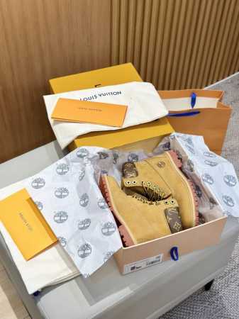 超高颜值！L x TimBlad大黄靴街头文化与高奢界限模糊的当下，身为时尚领头人不断带来自己的新作品使两种元素难分彼此。知名品牌 TBL的大黄靴合作即将引发新 - 点击图像关闭