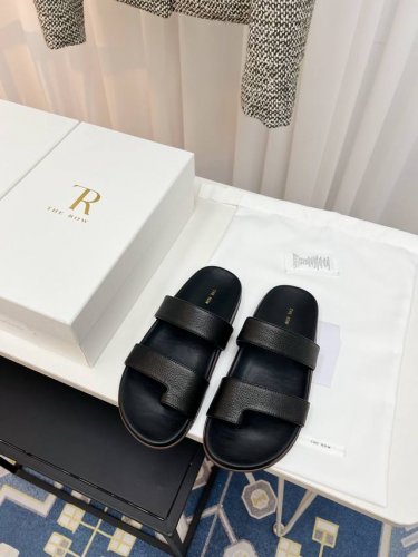 the Row 25Ss 春夏新款简易皱面简易平底 夹脚拖鞋！ Therow一贯的极简风格 干净利落的版面设计 没有任何装饰 仅以设计为亮点 凸显气质和彰显个性