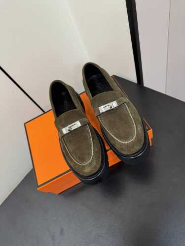 Hermes 爱马仕 Kelly扣厚底圆头乐福鞋 简直是太完美了，怕磨脚的亲大胆入，逛街妥妥的不需要创可贴。还更新了鞋底的工艺，以后才瓷砖地毯都不怕滑了，而且橡