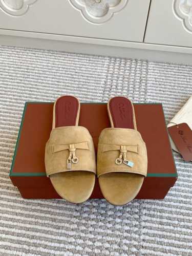 平底 粗跟 代购级 Loro piana Summer Charms Ser LP女士凉鞋拖鞋产品详情：这款绒面羊皮革凉鞋搭配饰有Loro Piana My C