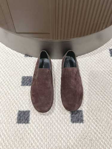 牛反绒 码数35-40 厂价： The Row 乐福鞋纯色简约的舒适平底单鞋，柔软度舒适度亲肤度真的绝了，绝对是今年穿过最轻最软的鞋子极简风格，可以永远相信th