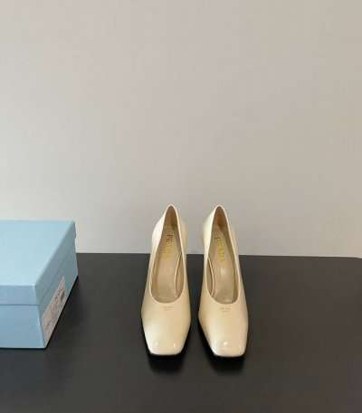 prada 原版开发代购级 普拉达最新 粗高跟 小方头 凉鞋 单鞋 简单的设计大概就是让它最让人喜欢的点 不是烂大街的那种 很有自己的品牌个性 鞋面：进口小牛漆